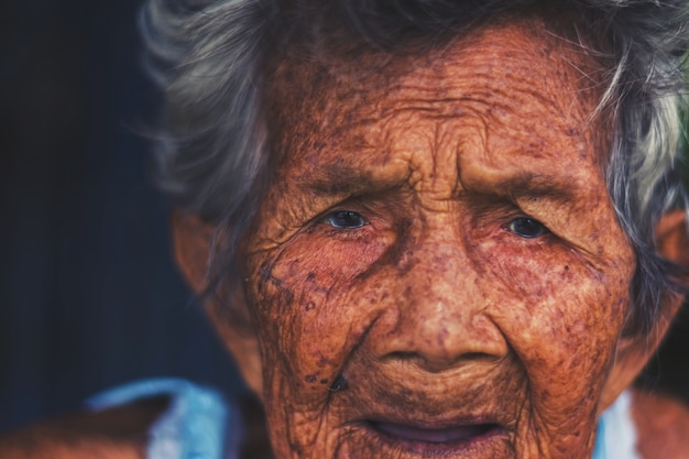 Retrato de oprimir e indefensa anciana, abuela sentada esperando a la espera de niños al aire libre b