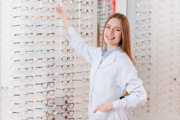 Foto retrato de optometrista amable