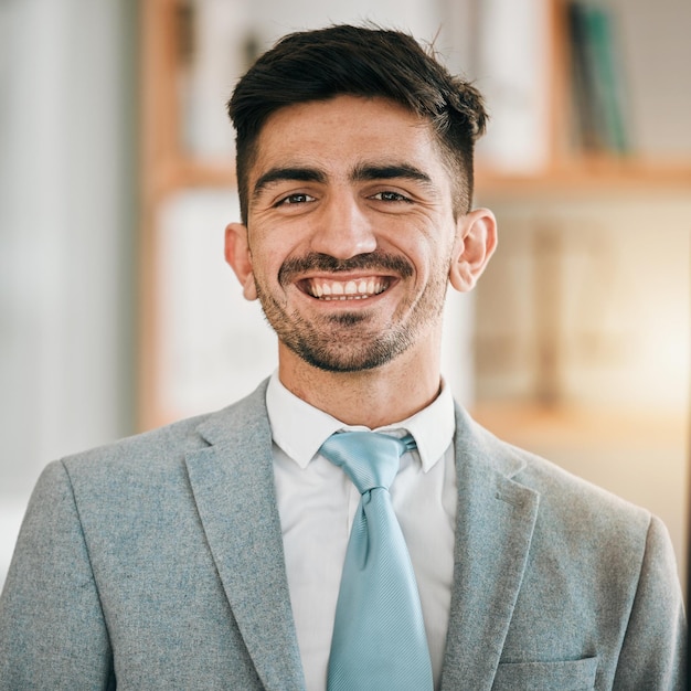 Retrato del orgullo y la sonrisa del hombre de negocios en la oficina moderna con confianza, oportunidad y felicidad para el emprendedor de nueva creación, negocios de trabajo y rostro del hombre feliz en el lugar de trabajo profesional en Canadá.