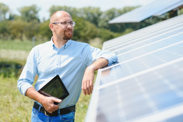 El retrato de un orgulloso ingeniero sonríe satisfecho con su exitoso trabajo Concepto tecnología de energía renovable servicio de electricidad energía verde