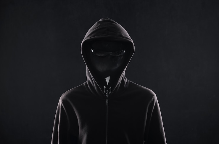 Foto retrato oscuro de un hombre con capucha