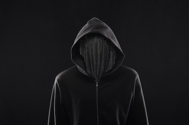 retrato oscuro de un hombre con capucha
