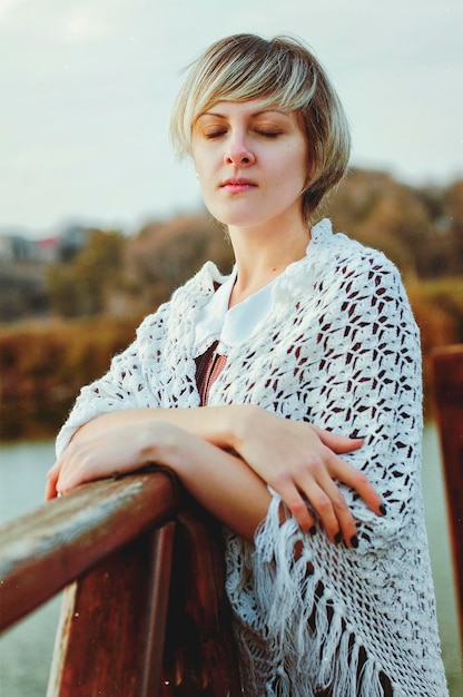 Retrato otoñal de una joven mujer feliz. hojas amarillas de otoño. Gente hermosa feliz. Estilo de vida. Otoño