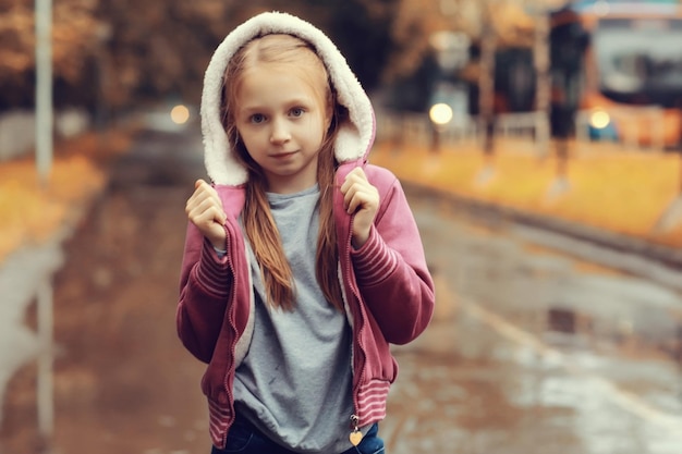 Retrato otoñal de una niña de 6 años, con chaqueta.