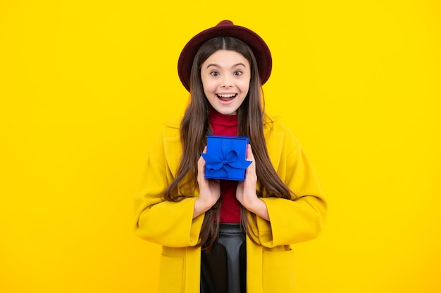 Retrato de otoño de adolescente feliz Cara de niña feliz emociones positivas y sonrientes Niño adolescente con caja de regalo Niña adolescente dando regalo de cumpleaños Saludo actual y concepto de obsequio Niña sonriente