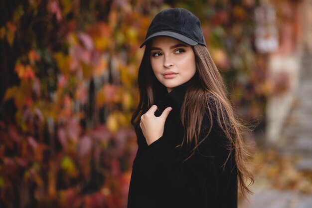 Retrato de otoño al aire libre de una joven elegante mujer de moda con gafas de sol y abrigo de moda