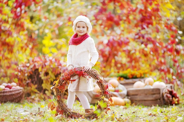 Retrato de otoño de niña linda