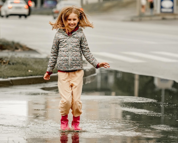 Retrato de otoño de niña preadolescente