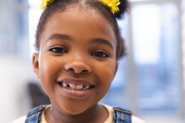 Retrato de una paciente afroamericana feliz en la sala de espera de un hospital. Hospital, infancia, medicina y atención médica, sin alteraciones.