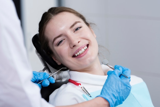 Retrato de paciente paciente feliz en el dentista