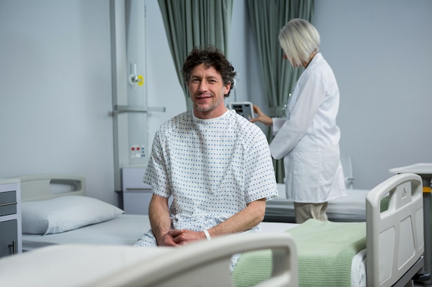 Foto retrato de paciente sentado en la cama en la sala