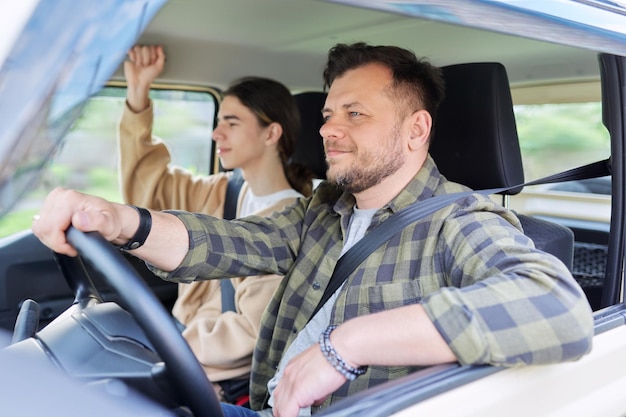 Retrato de padre e hijo adolescente juntos hombre conduciendo coche