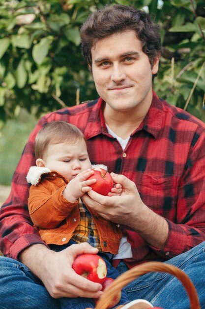 Foto retrato de padre e hijo al aire libre