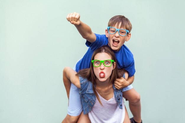 Foto retrato de padre e hijo contra fondo blanco