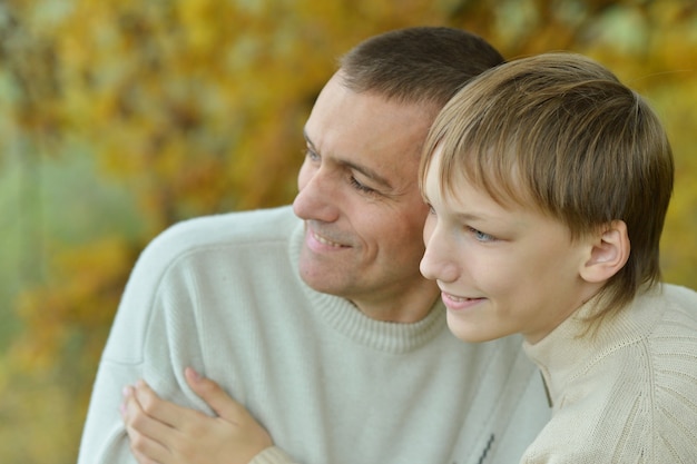 Retrato, de, padre e hijo, en, otoño, parque