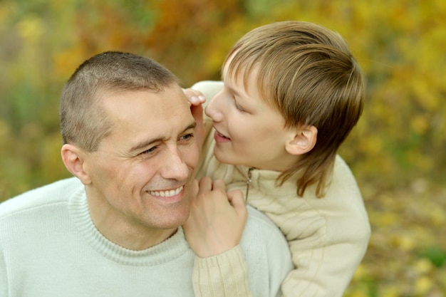 Retrato, de, padre e hijo, en, otoño, parque