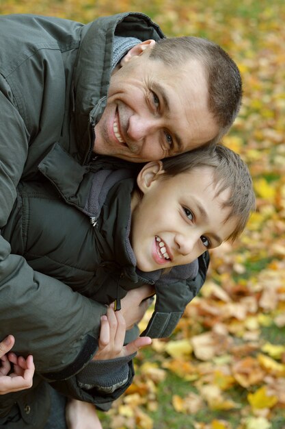 Retrato de padre e hijo en el parque de otoño