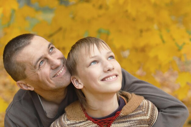 Retrato de padre e hijo en el parque de otoño