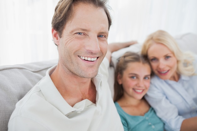 Retrato de un padre con familia detrás