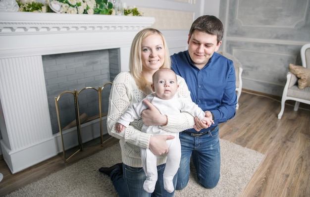 Retrato de un padre de familia feliz y un niño de un año en la sala de estar