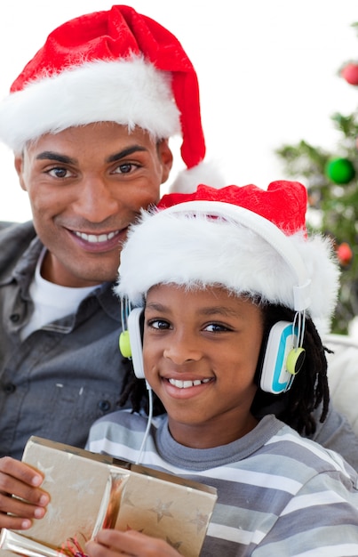 Retrato de un padre y un hijo afroamericanos en Navidad