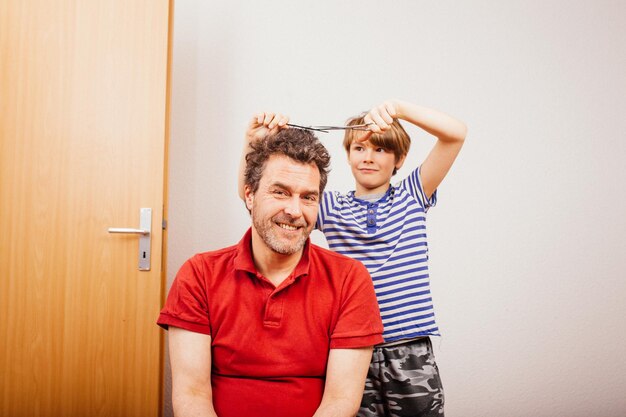 Foto retrato de un padre con su bebé en casa