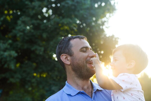 Foto retrato de un padre con su bebé