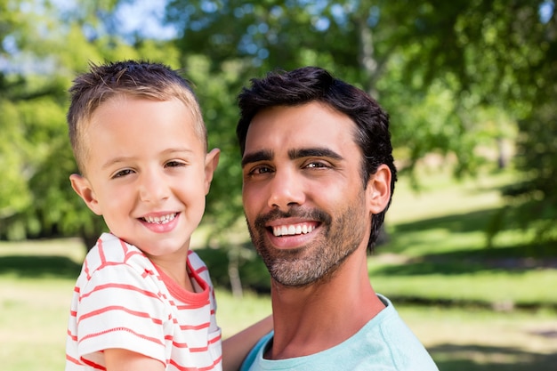 Retrato del padre con su hijo en el parque