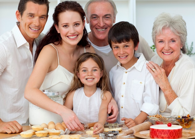 Retrato de padres, abuelos y niños hornear en la cocina