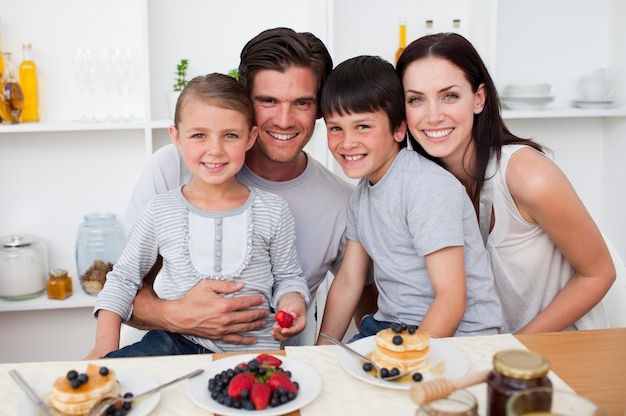 Retrato de padres y niños que desayunan juntos