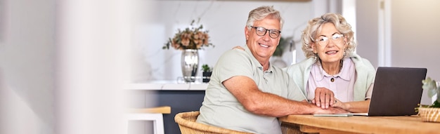 Foto retrato de pancarta y una pareja de ancianos con una computadora portátil para una conexión de correo electrónico o finanzas domésticas tecnología feliz y un hombre y una mujer mayores con una computadora para la planificación de seguros o internet