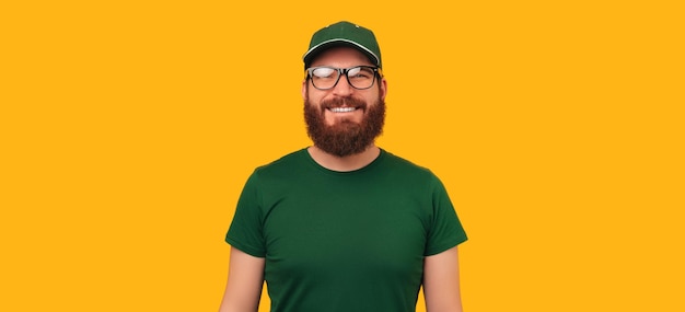 Retrato de pancarta de un repartidor feliz con uniforme verde y unas gafas