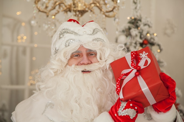 Retrato de Papá Noel ruso Papá Noel con un regalo en sus manos