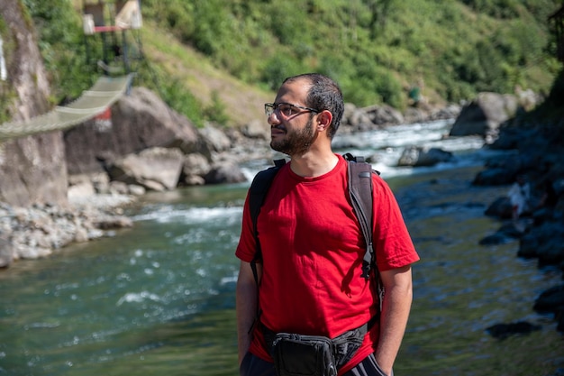 Foto retrato para o homem em sua aventura por trás do rio