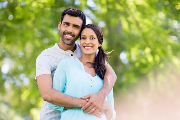 Retrato de pareja abrazándose en el parque