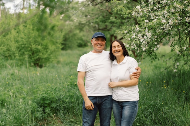 Retrato de una pareja adulta enamorada en el jardín de primavera.