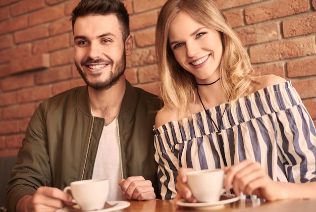 Retrato de pareja alegre en una cita