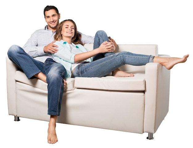 Retrato de pareja alegre en el sofá
