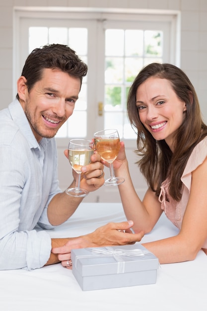 Retrato de una pareja amorosa brindando copas de vino