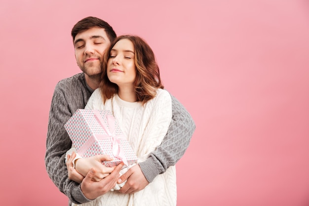 Retrato de pareja amorosa satisfecha vestida con suéteres