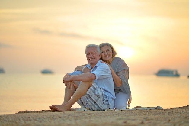 Retrato de una pareja de ancianos en el mar al atardecer