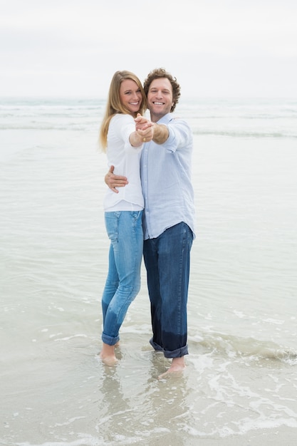 Retrato de una pareja bailando en la playa