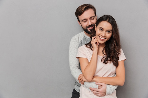 Retrato de una pareja bastante joven abrazando