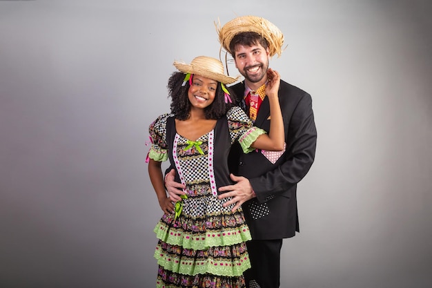 Retrato pareja brasileña en festa junina ropa fiesta de San Juan