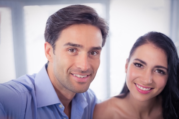 Retrato de pareja en café