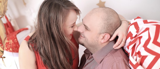 Retrato de una pareja casada amorosa en Navidad