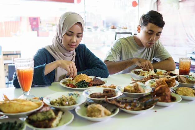 Retrato de una pareja comiendo comida tradicional