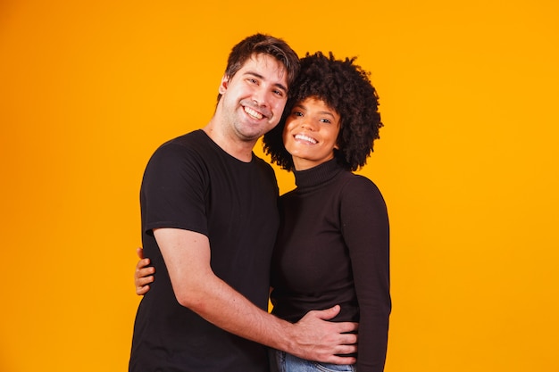 Foto retrato de pareja de contenido en ropa básica sonriendo a la cámara