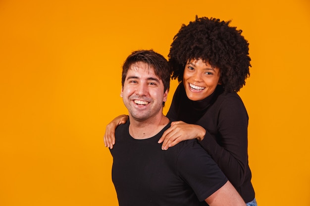 Retrato de pareja de contenido en ropa básica sonriendo a la cámara