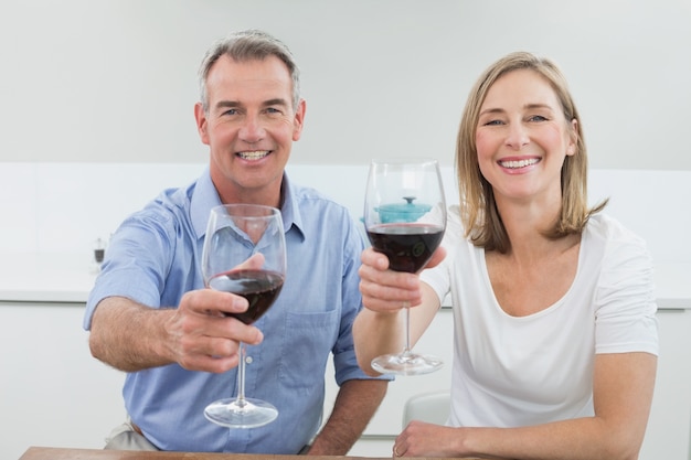 Retrato de una pareja con copas de vino